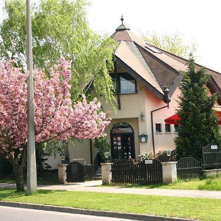 Bed and Breakfast Kocsis Panzio Es Etterem Комаром Экстерьер фото