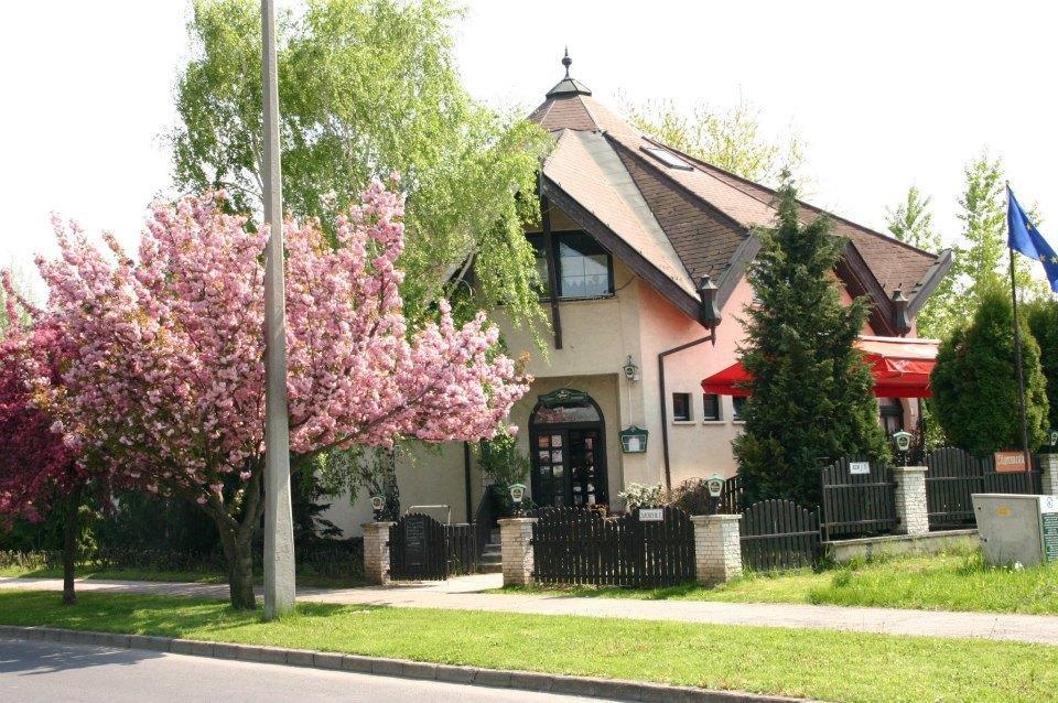Bed and Breakfast Kocsis Panzio Es Etterem Комаром Экстерьер фото