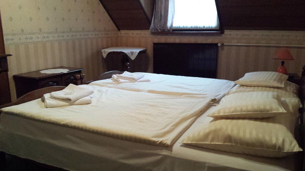 Bed and Breakfast Kocsis Panzio Es Etterem Комаром Номер фото